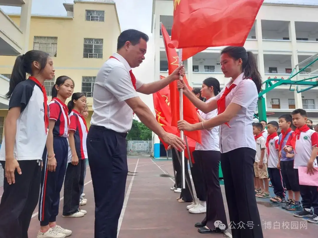 博白县那林镇中心小学举行2024年“红领巾爱祖国”第一批新少先队员入队仪式 第5张 博白县那林镇中心小学举行2024年“红领巾爱祖国”第一批新少先队员入队仪式 第5张