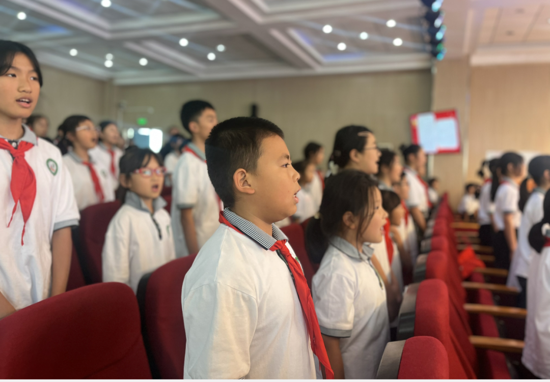 【珠江小学 少先队活动】红领巾爱祖国——浦口区珠江小学第一批少先队员入队仪式 第9张 【珠江小学 少先队活动】红领巾爱祖国——浦口区珠江小学第一批少先队员入队仪式 第9张
