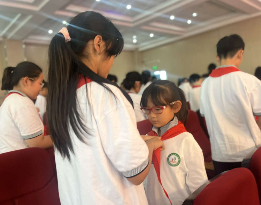 【珠江小学 少先队活动】红领巾爱祖国——浦口区珠江小学第一批少先队员入队仪式 第19张 【珠江小学 少先队活动】红领巾爱祖国——浦口区珠江小学第一批少先队员入队仪式 第19张