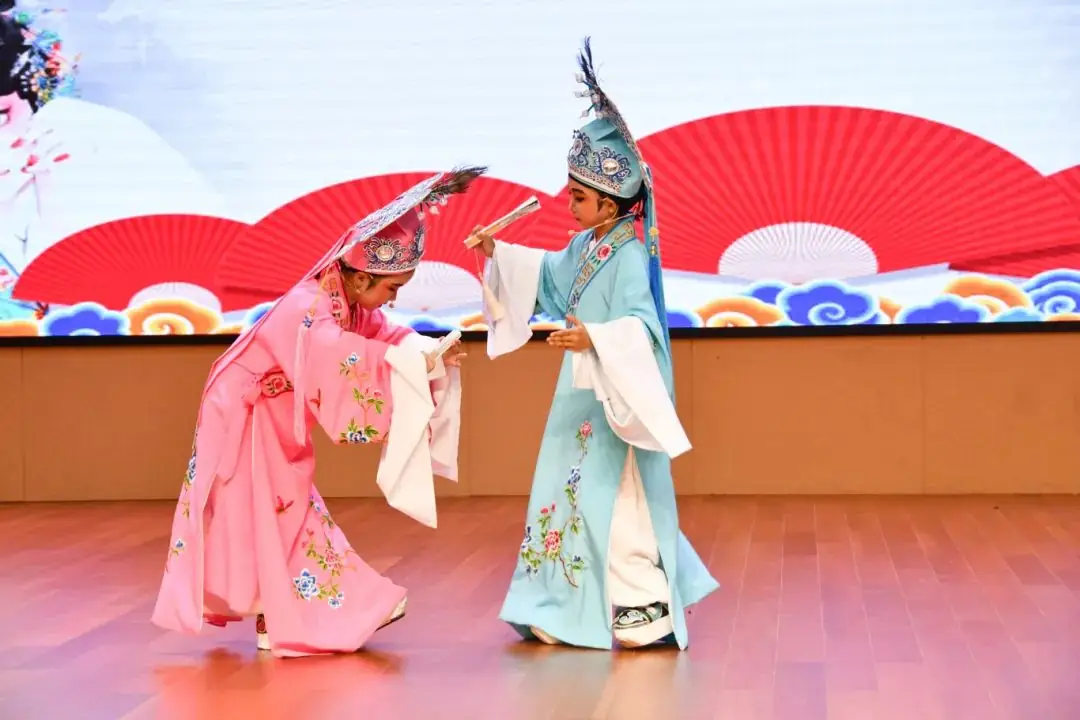 【课程育人】马鞍中心小学举行“童心向党 艺彩纷呈”校园文化艺术节暨第六届戏曲小梅花评比活动 第41张 【课程育人】马鞍中心小学举行“童心向党 艺彩纷呈”校园文化艺术节暨第六届戏曲小梅花评比活动 第41张