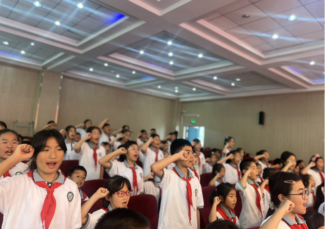 【珠江小学 少先队活动】红领巾爱祖国——浦口区珠江小学第一批少先队员入队仪式 第26张 【珠江小学 少先队活动】红领巾爱祖国——浦口区珠江小学第一批少先队员入队仪式 第26张