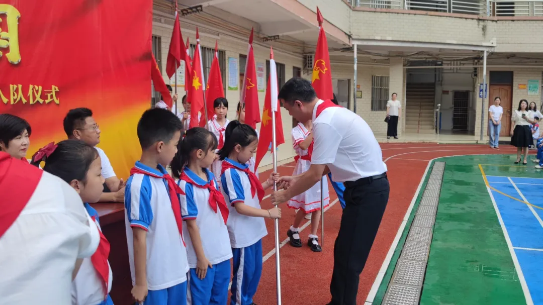 红领巾爱祖国——陆丰市东海街道中心小学、深圳市罗湖区桂园小学联合举行2024年新队员入队仪式 第60张 红领巾爱祖国——陆丰市东海街道中心小学、深圳市罗湖区桂园小学联合举行2024年新队员入队仪式 第60张