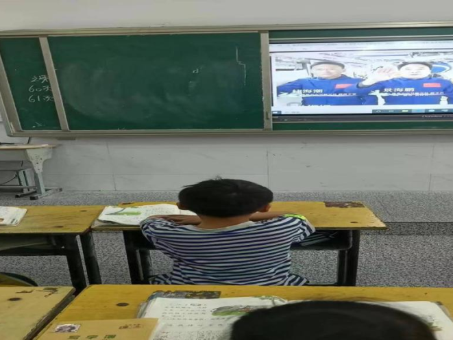 九霄逐梦,致敬英雄——原墙镇中心小学开展向航天英雄学习宣传教育活动 第16张 九霄逐梦,致敬英雄——原墙镇中心小学开展向航天英雄学习宣传教育活动 第16张