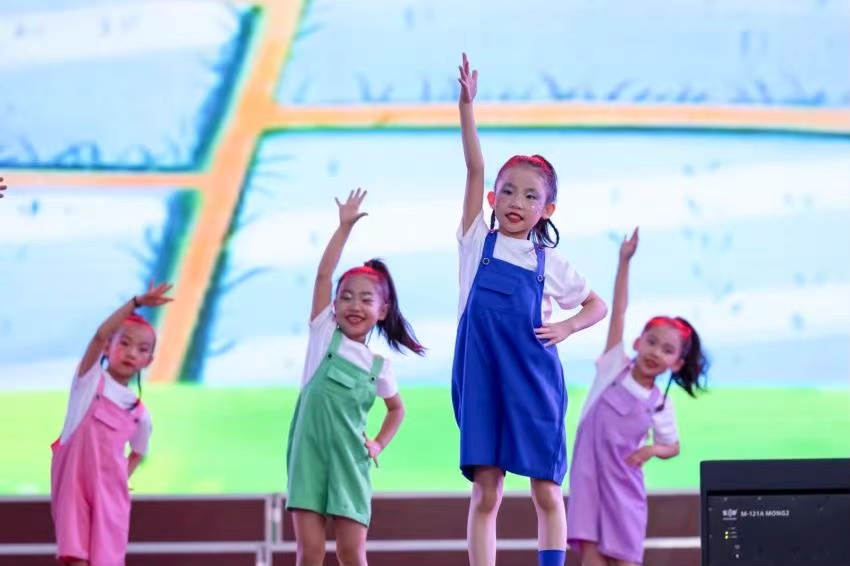 高新区第一小学举办第十四届“庆六一”七色光校园文化艺术节文艺晚会 第15张 高新区第一小学举办第十四届“庆六一”七色光校园文化艺术节文艺晚会 第15张