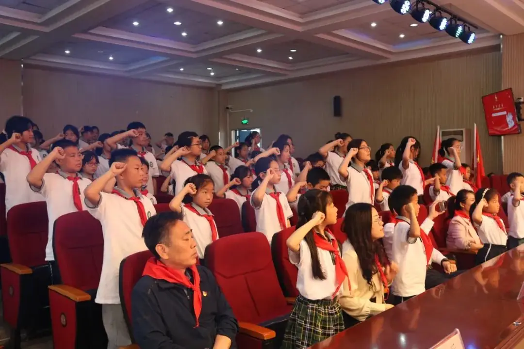 【珠江小学 少先队活动】红领巾爱祖国——浦口区珠江小学第一批少先队员入队仪式 第38张 【珠江小学 少先队活动】红领巾爱祖国——浦口区珠江小学第一批少先队员入队仪式 第38张