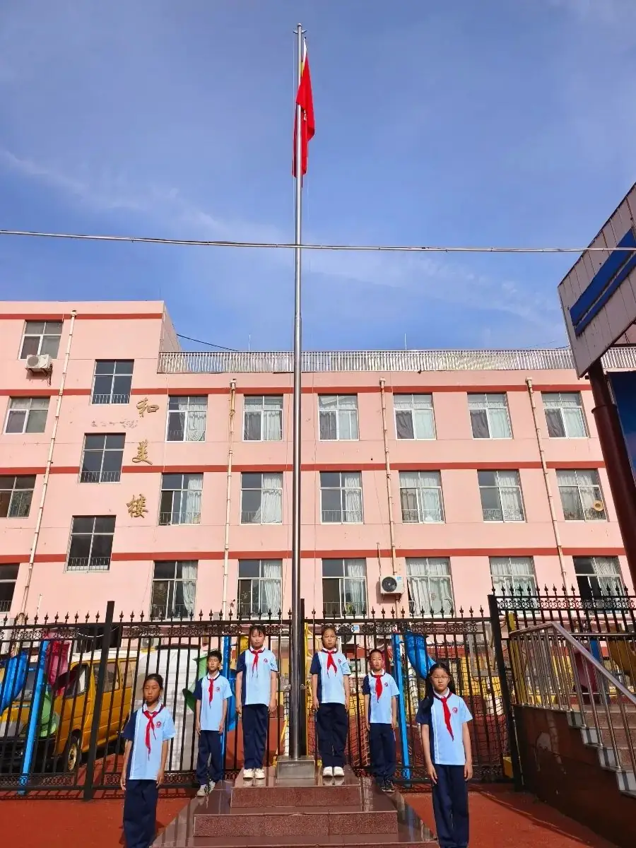 【全环境立德树人】新泰市第一实验小学(集团)实小校区举行“ 童心飞扬 筑梦未来”主题升旗仪式 第5张 【全环境立德树人】新泰市第一实验小学(集团)实小校区举行“ 童心飞扬 筑梦未来”主题升旗仪式 第5张
