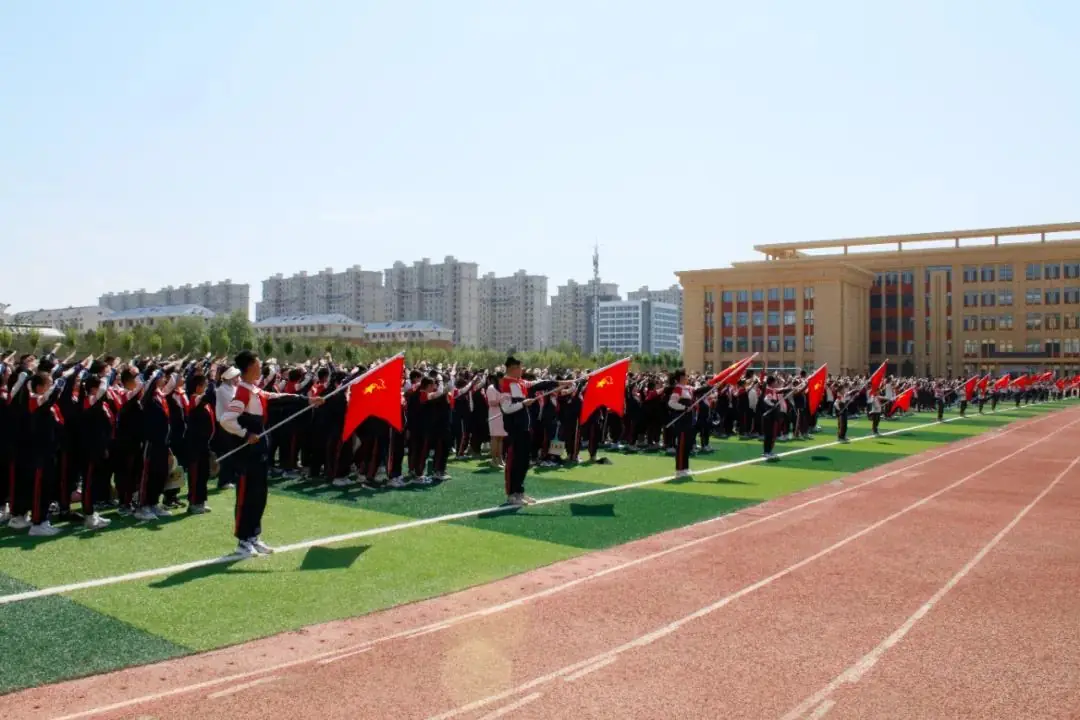 锡林浩特市第十三小学开展庆“六一”《红领巾爱祖国 石榴籽一家亲》主题升旗仪式暨“六一”表彰 第2张 锡林浩特市第十三小学开展庆“六一”《红领巾爱祖国 石榴籽一家亲》主题升旗仪式暨“六一”表彰 第2张
