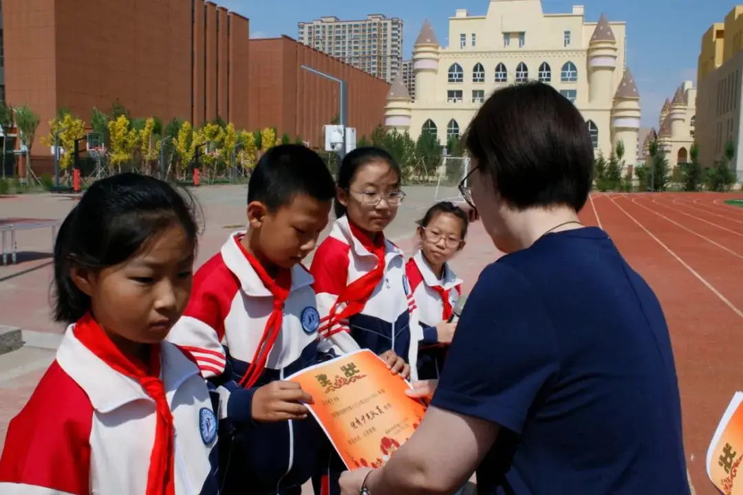 锡林浩特市第十三小学开展庆“六一”《红领巾爱祖国 石榴籽一家亲》主题升旗仪式暨“六一”表彰 第13张 锡林浩特市第十三小学开展庆“六一”《红领巾爱祖国 石榴籽一家亲》主题升旗仪式暨“六一”表彰 第13张