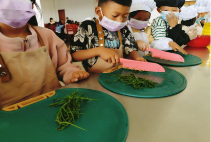 安宁市八街小学劳动课堂的烟火气 第15张
