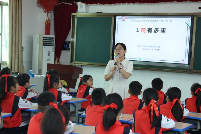 聚焦跨学科 融合促成长——泉州市举行小学数学许贻亮名师工作室“送研送训”暨第二次工作例会活动 第2张 聚焦跨学科 融合促成长——泉州市举行小学数学许贻亮名师工作室“送研送训”暨第二次工作例会活动 第2张