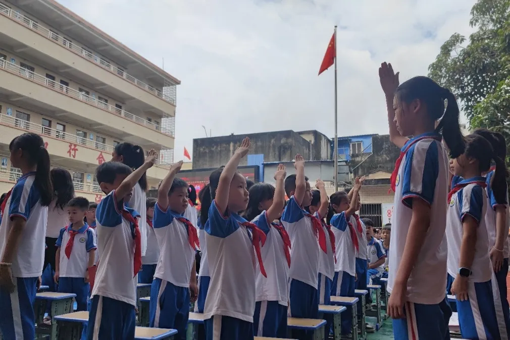 红领巾爱祖国——陆丰市东海街道中心小学、深圳市罗湖区桂园小学联合举行2024年新队员入队仪式 第48张 红领巾爱祖国——陆丰市东海街道中心小学、深圳市罗湖区桂园小学联合举行2024年新队员入队仪式 第48张
