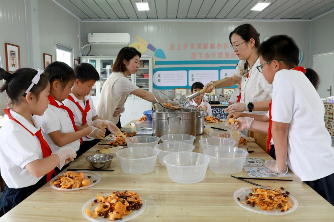 “巧手酿清甜,枇杷享清韵”——塘南小学李家桥校区枇杷节系列实践活动:枇杷罐头制作 第9张 “巧手酿清甜,枇杷享清韵”——塘南小学李家桥校区枇杷节系列实践活动:枇杷罐头制作 第9张