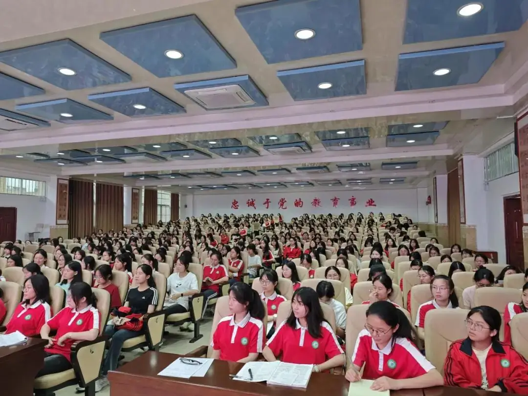 笑迎高考,从“心”备战 | 环江高中开展高三女生心理健康专题讲座 第5张 笑迎高考,从“心”备战 | 环江高中开展高三女生心理健康专题讲座 第5张