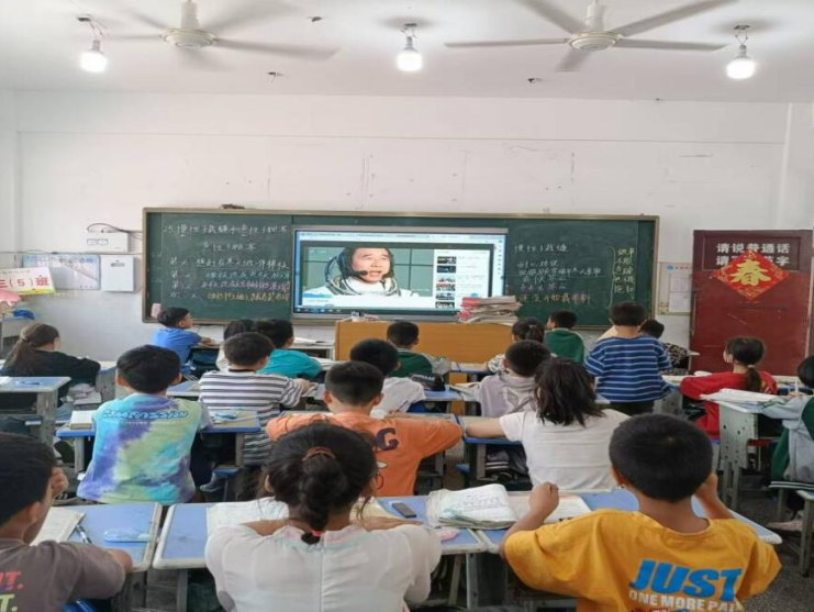 九霄逐梦,致敬英雄——原墙镇中心小学开展向航天英雄学习宣传教育活动 第13张 九霄逐梦,致敬英雄——原墙镇中心小学开展向航天英雄学习宣传教育活动 第13张