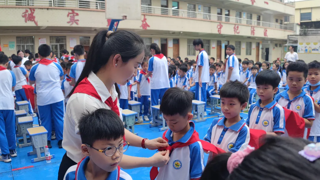 红领巾爱祖国——陆丰市东海街道中心小学、深圳市罗湖区桂园小学联合举行2024年新队员入队仪式 第45张 红领巾爱祖国——陆丰市东海街道中心小学、深圳市罗湖区桂园小学联合举行2024年新队员入队仪式 第45张