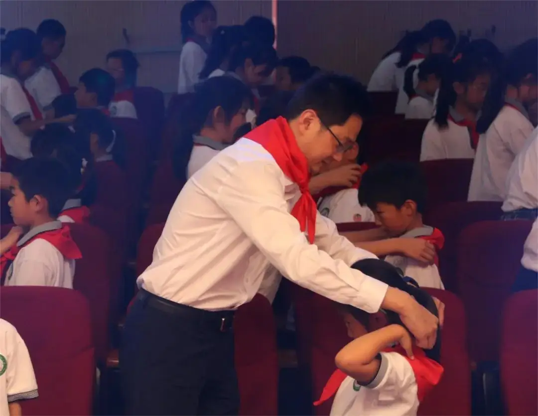 【珠江小学 少先队活动】红领巾爱祖国——浦口区珠江小学第一批少先队员入队仪式 第16张 【珠江小学 少先队活动】红领巾爱祖国——浦口区珠江小学第一批少先队员入队仪式 第16张