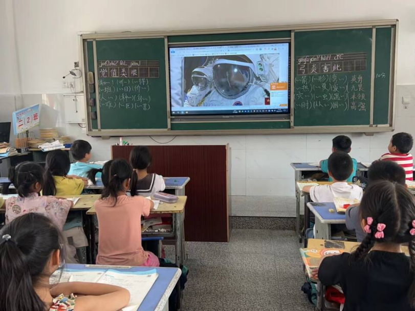 九霄逐梦,致敬英雄——原墙镇中心小学开展向航天英雄学习宣传教育活动 第11张 九霄逐梦,致敬英雄——原墙镇中心小学开展向航天英雄学习宣传教育活动 第11张