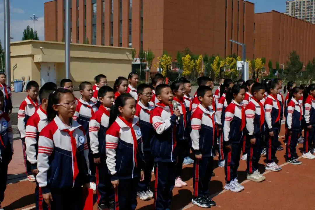 锡林浩特市第十三小学开展庆“六一”《红领巾爱祖国 石榴籽一家亲》主题升旗仪式暨“六一”表彰 第8张 锡林浩特市第十三小学开展庆“六一”《红领巾爱祖国 石榴籽一家亲》主题升旗仪式暨“六一”表彰 第8张
