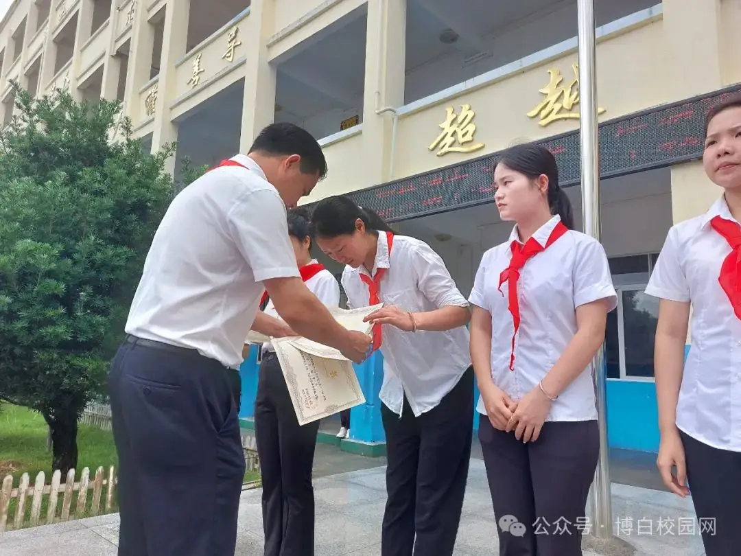 博白县那林镇中心小学举行2024年“红领巾爱祖国”第一批新少先队员入队仪式 第6张 博白县那林镇中心小学举行2024年“红领巾爱祖国”第一批新少先队员入队仪式 第6张