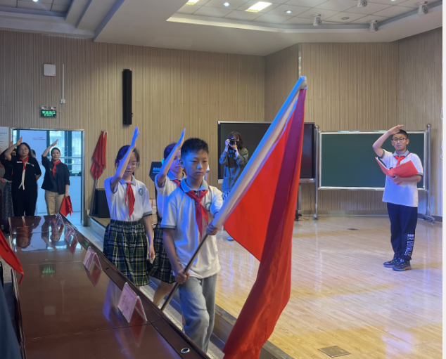 【珠江小学 少先队活动】红领巾爱祖国——浦口区珠江小学第一批少先队员入队仪式 第6张 【珠江小学 少先队活动】红领巾爱祖国——浦口区珠江小学第一批少先队员入队仪式 第6张