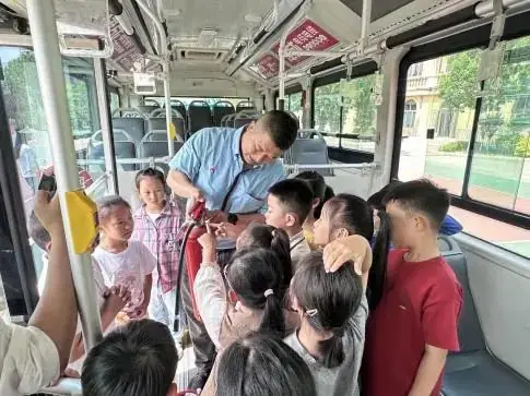丽贤小学:公交进校园!带来“沉浸式”交通安全课 第2张 丽贤小学:公交进校园!带来“沉浸式”交通安全课 第2张