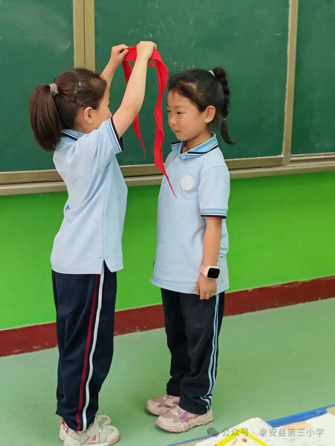 秦安县第三小学隆重举行2024 年新队员入队仪式暨2023—2024学年度“四星”学生表彰活动 第12张 秦安县第三小学隆重举行2024 年新队员入队仪式暨2023—2024学年度“四星”学生表彰活动 第12张
