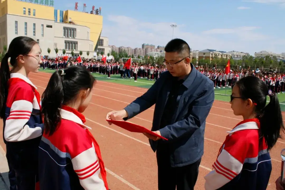 锡林浩特市第十三小学开展庆“六一”《红领巾爱祖国 石榴籽一家亲》主题升旗仪式暨“六一”表彰 第9张 锡林浩特市第十三小学开展庆“六一”《红领巾爱祖国 石榴籽一家亲》主题升旗仪式暨“六一”表彰 第9张