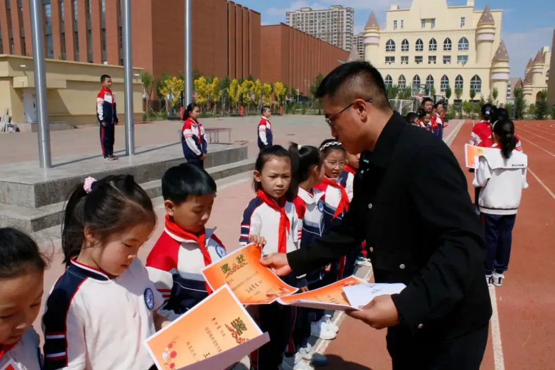 锡林浩特市第十三小学开展庆“六一”《红领巾爱祖国 石榴籽一家亲》主题升旗仪式暨“六一”表彰 第18张 锡林浩特市第十三小学开展庆“六一”《红领巾爱祖国 石榴籽一家亲》主题升旗仪式暨“六一”表彰 第18张
