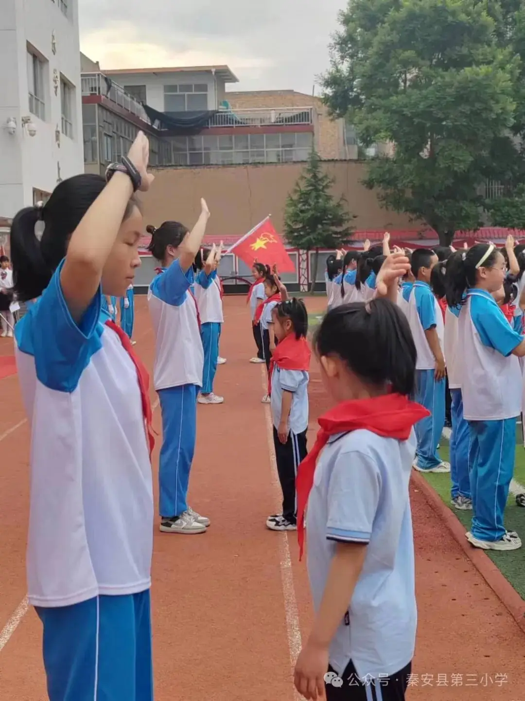 秦安县第三小学隆重举行2024 年新队员入队仪式暨2023—2024学年度“四星”学生表彰活动 第31张 秦安县第三小学隆重举行2024 年新队员入队仪式暨2023—2024学年度“四星”学生表彰活动 第31张