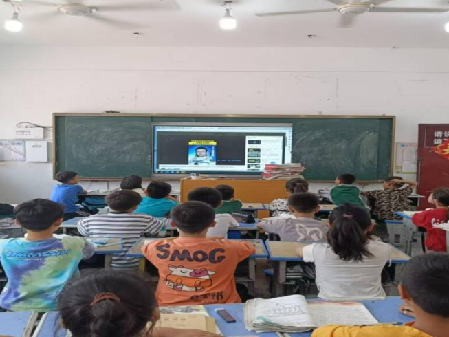 九霄逐梦,致敬英雄——原墙镇中心小学开展向航天英雄学习宣传教育活动 第12张 九霄逐梦,致敬英雄——原墙镇中心小学开展向航天英雄学习宣传教育活动 第12张
