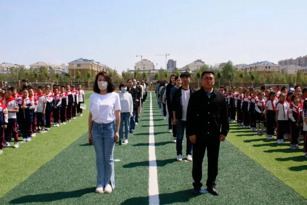 锡林浩特市第十三小学开展庆“六一”《红领巾爱祖国 石榴籽一家亲》主题升旗仪式暨“六一”表彰 第3张 锡林浩特市第十三小学开展庆“六一”《红领巾爱祖国 石榴籽一家亲》主题升旗仪式暨“六一”表彰 第3张