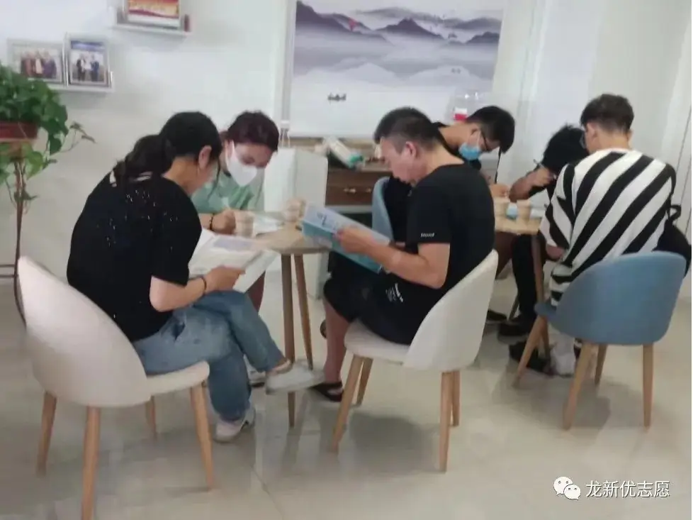 【高考满分作文素材】2024年高考作文十大主题押题预测,高分作文的精彩构思(开头段+论证段+结尾段)-第5张图片-四季读书网