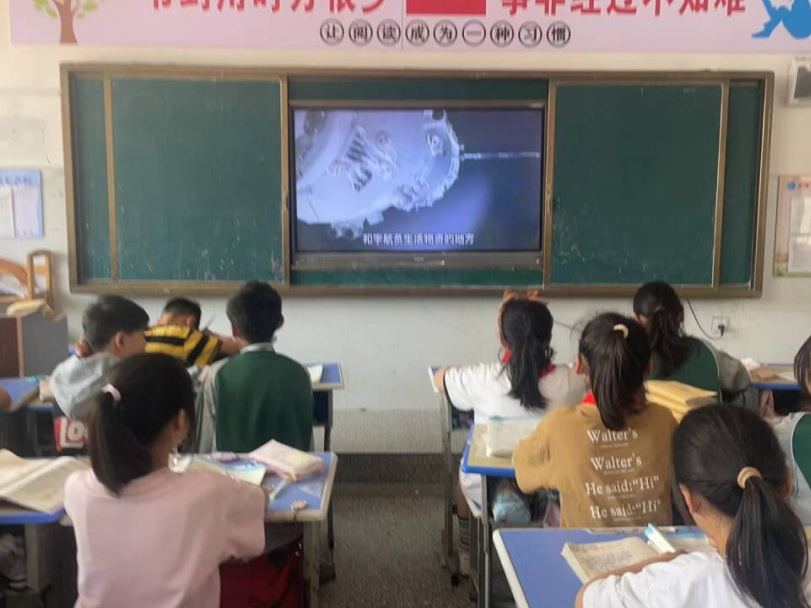九霄逐梦,致敬英雄——原墙镇中心小学开展向航天英雄学习宣传教育活动 第17张 九霄逐梦,致敬英雄——原墙镇中心小学开展向航天英雄学习宣传教育活动 第17张
