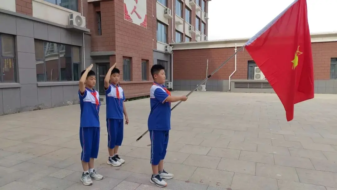 【全环境立德树人】成武县郜城第六实验小学举行“童心向党立志向 阳光少年向未来”2023级第一批新队员入队仪式 第14张 【全环境立德树人】成武县郜城第六实验小学举行“童心向党立志向 阳光少年向未来”2023级第一批新队员入队仪式 第14张