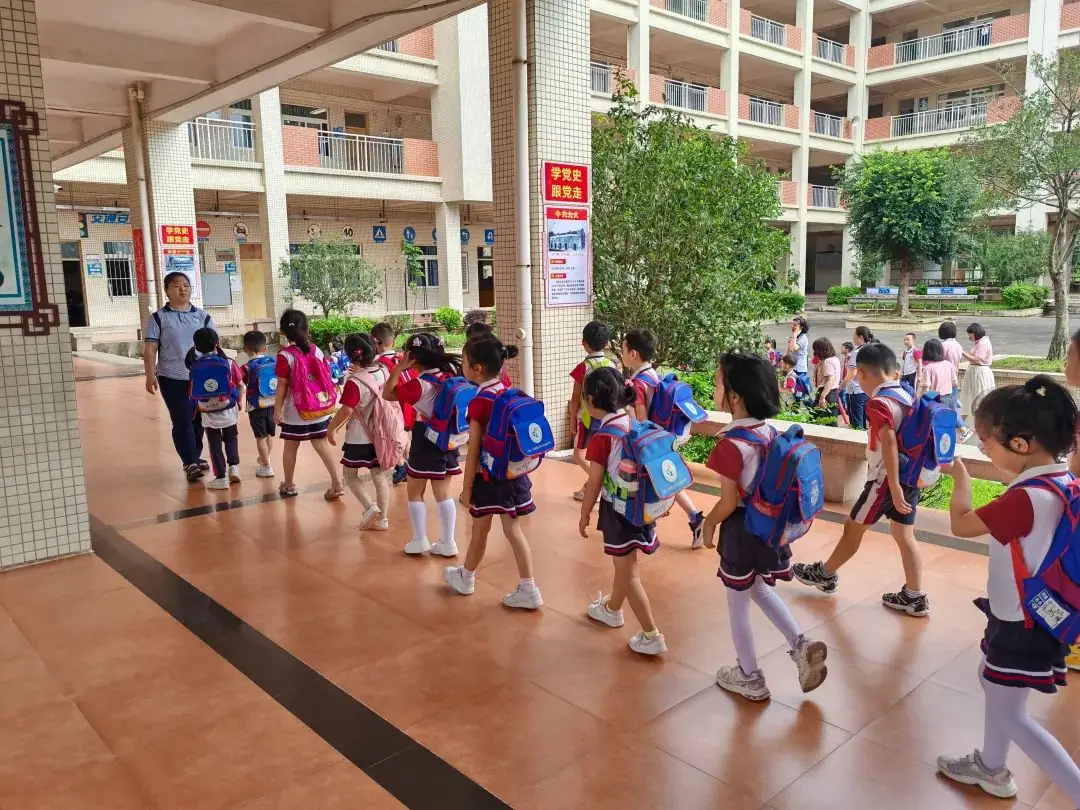 “我与小学零距离”——三角心心幼儿园幼儿园大班参观小学活动 第21张 “我与小学零距离”——三角心心幼儿园幼儿园大班参观小学活动 第21张