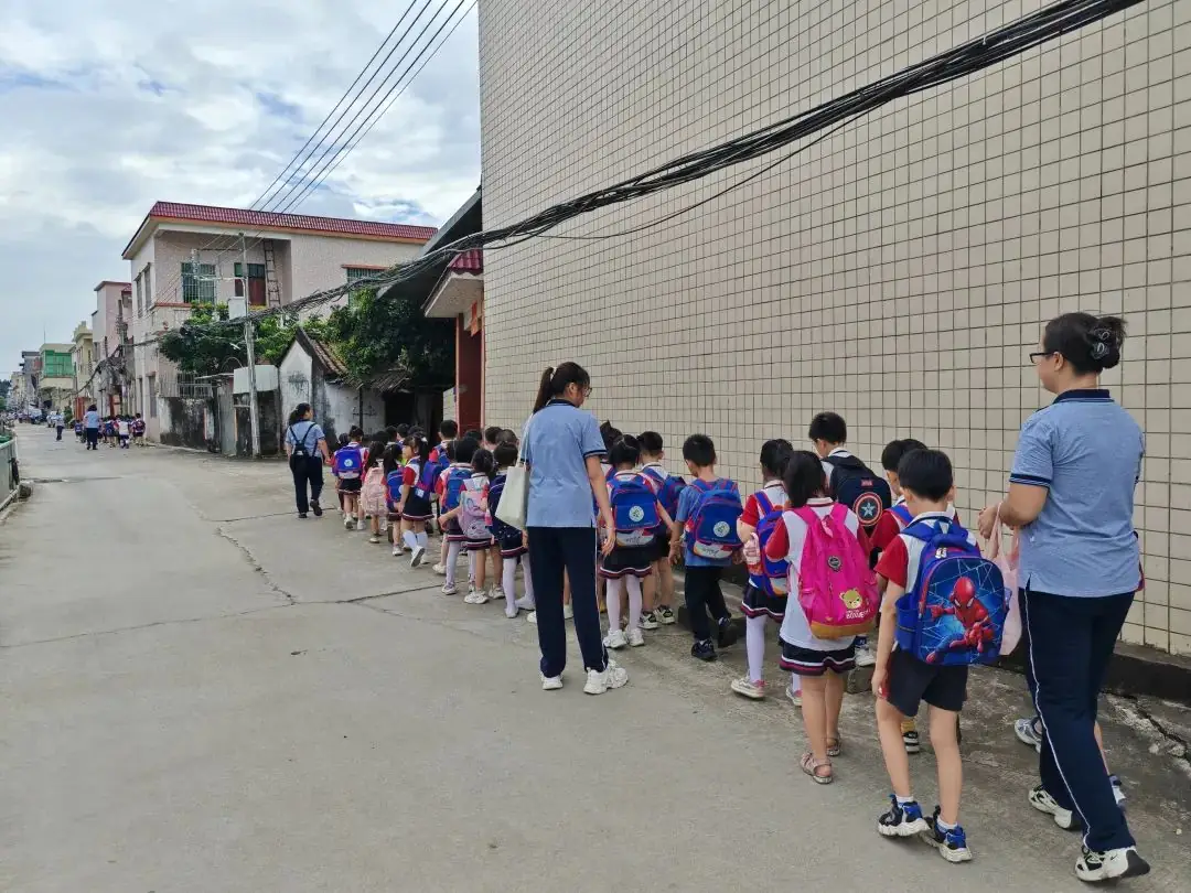 “我与小学零距离”——三角心心幼儿园幼儿园大班参观小学活动 第25张 “我与小学零距离”——三角心心幼儿园幼儿园大班参观小学活动 第25张