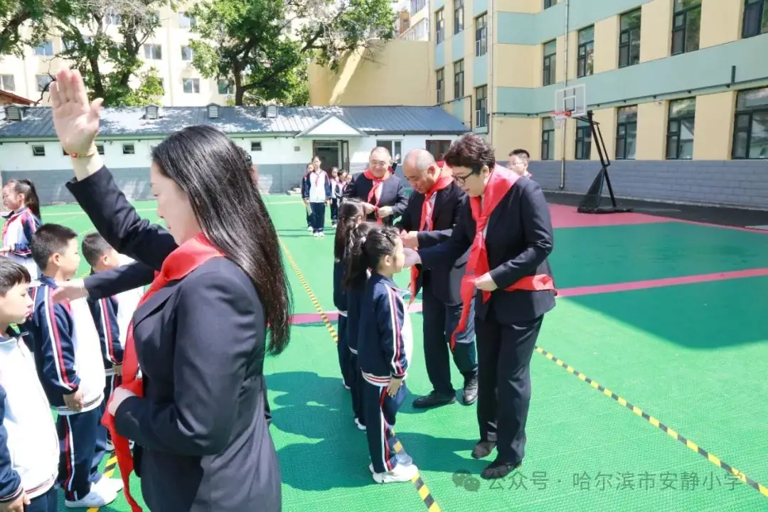 安静小学举行“童心逐梦红领巾,星星火炬逐梦想”入队仪式 第7张 安静小学举行“童心逐梦红领巾,星星火炬逐梦想”入队仪式 第7张