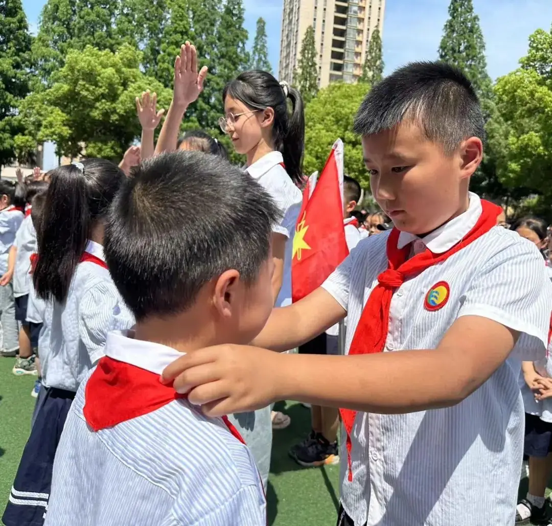 红领巾爱祖国——月亮湖小学举行新队员入队仪式 第25张 红领巾爱祖国——月亮湖小学举行新队员入队仪式 第25张