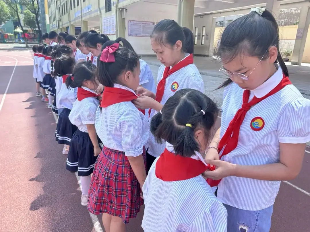 红领巾爱祖国——月亮湖小学举行新队员入队仪式 第24张 红领巾爱祖国——月亮湖小学举行新队员入队仪式 第24张