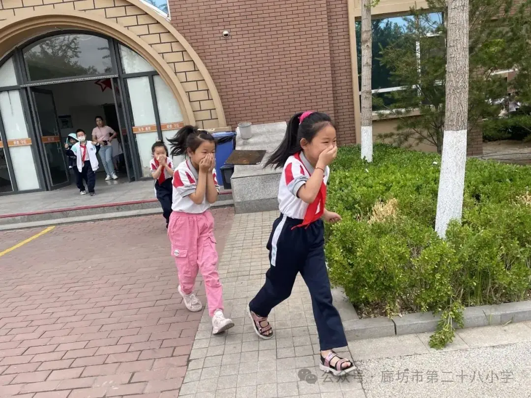 廊坊市第二十八小学开展防震、消防逃生演练活动 第18张 廊坊市第二十八小学开展防震、消防逃生演练活动 第18张