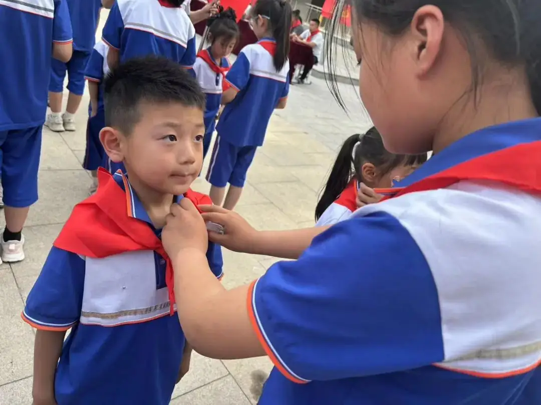 【全环境立德树人】成武县郜城第六实验小学举行“童心向党立志向 阳光少年向未来”2023级第一批新队员入队仪式 第27张 【全环境立德树人】成武县郜城第六实验小学举行“童心向党立志向 阳光少年向未来”2023级第一批新队员入队仪式 第27张