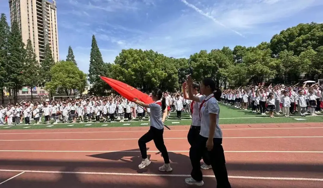 红领巾爱祖国——月亮湖小学举行新队员入队仪式 第10张 红领巾爱祖国——月亮湖小学举行新队员入队仪式 第10张