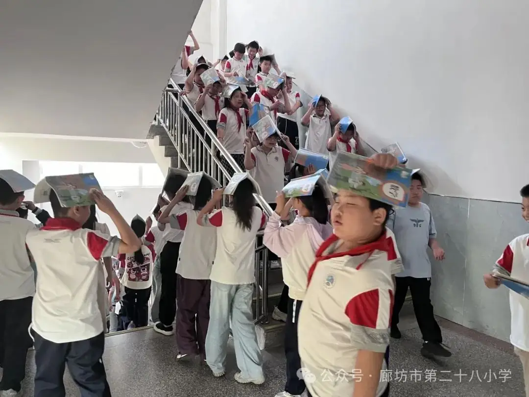 廊坊市第二十八小学开展防震、消防逃生演练活动 第6张 廊坊市第二十八小学开展防震、消防逃生演练活动 第6张