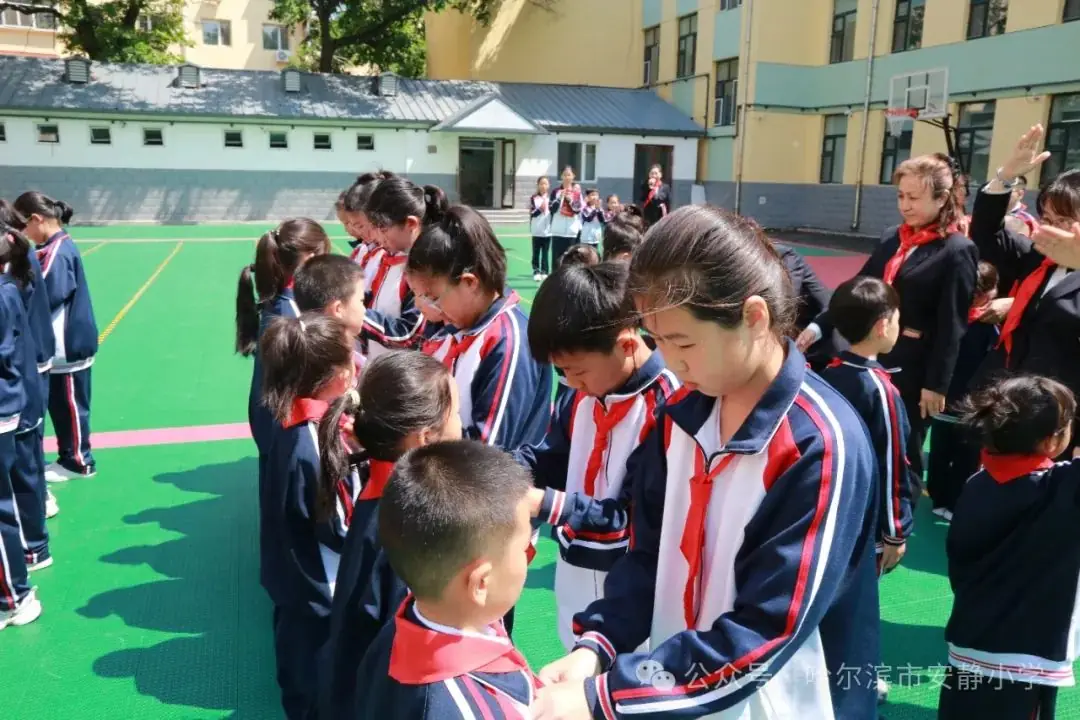 安静小学举行“童心逐梦红领巾,星星火炬逐梦想”入队仪式 第8张 安静小学举行“童心逐梦红领巾,星星火炬逐梦想”入队仪式 第8张