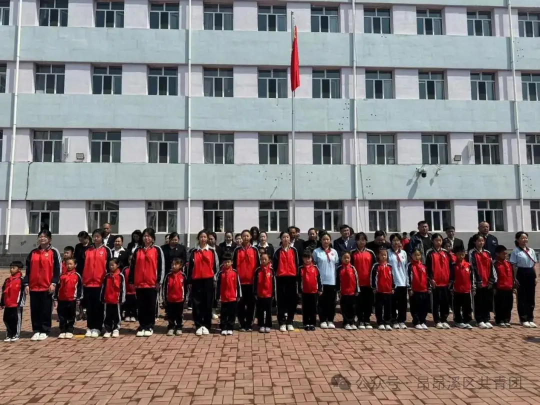 第一小学开展“队旗飘飘迎党日,童心颗颗向着党”主题升旗仪式暨少先队入队仪式 第10张