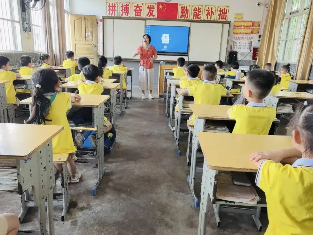 “探秘小学  开启成长新篇章”——荔浦市青山镇中心幼儿园参观小学活动 - 拷贝 第43张