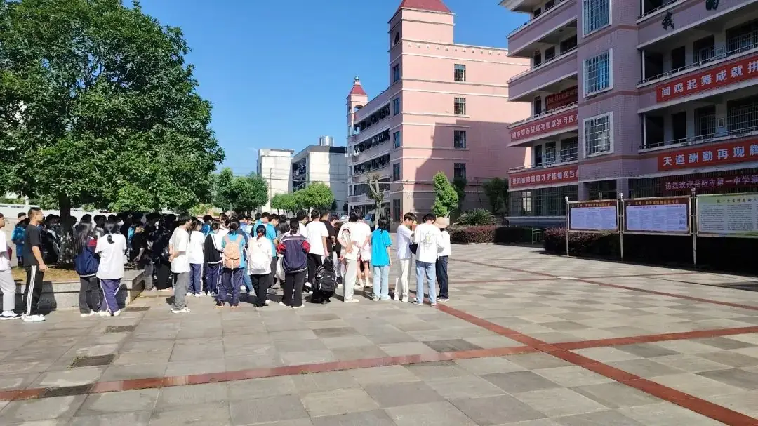 【高考特刊】身临其境全真模拟,护航高考万无一失——岳阳县三中高三年级举行2024年高考仿真模拟考试 第6张 【高考特刊】身临其境全真模拟,护航高考万无一失——岳阳县三中高三年级举行2024年高考仿真模拟考试 第6张