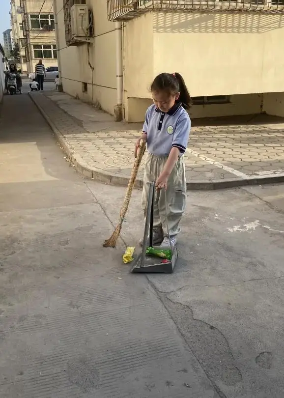 汇仟小学2024年“红领巾爱祖国”一年级新队员入队仪式 第32张 汇仟小学2024年“红领巾爱祖国”一年级新队员入队仪式 第32张