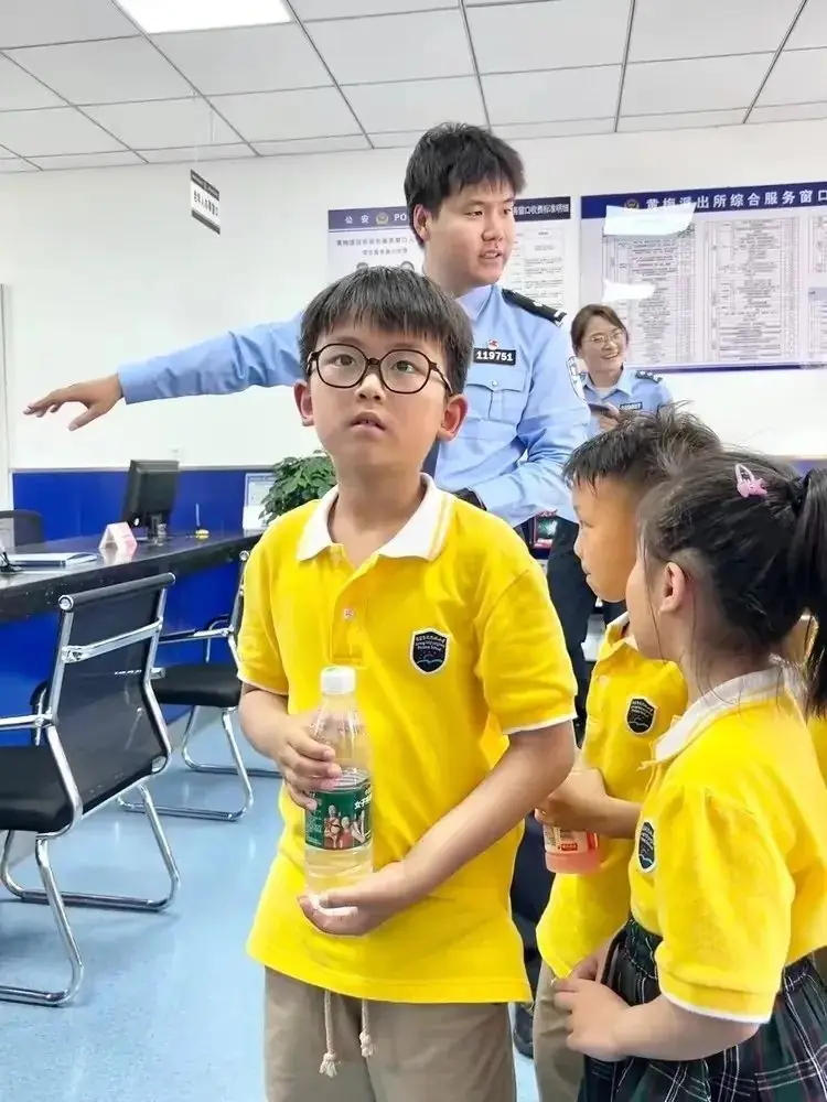 警心连童心 法治伴“我”行 ——凤凰城小学一(1)班假日活动小队 第4张 警心连童心 法治伴“我”行 ——凤凰城小学一(1)班假日活动小队 第4张