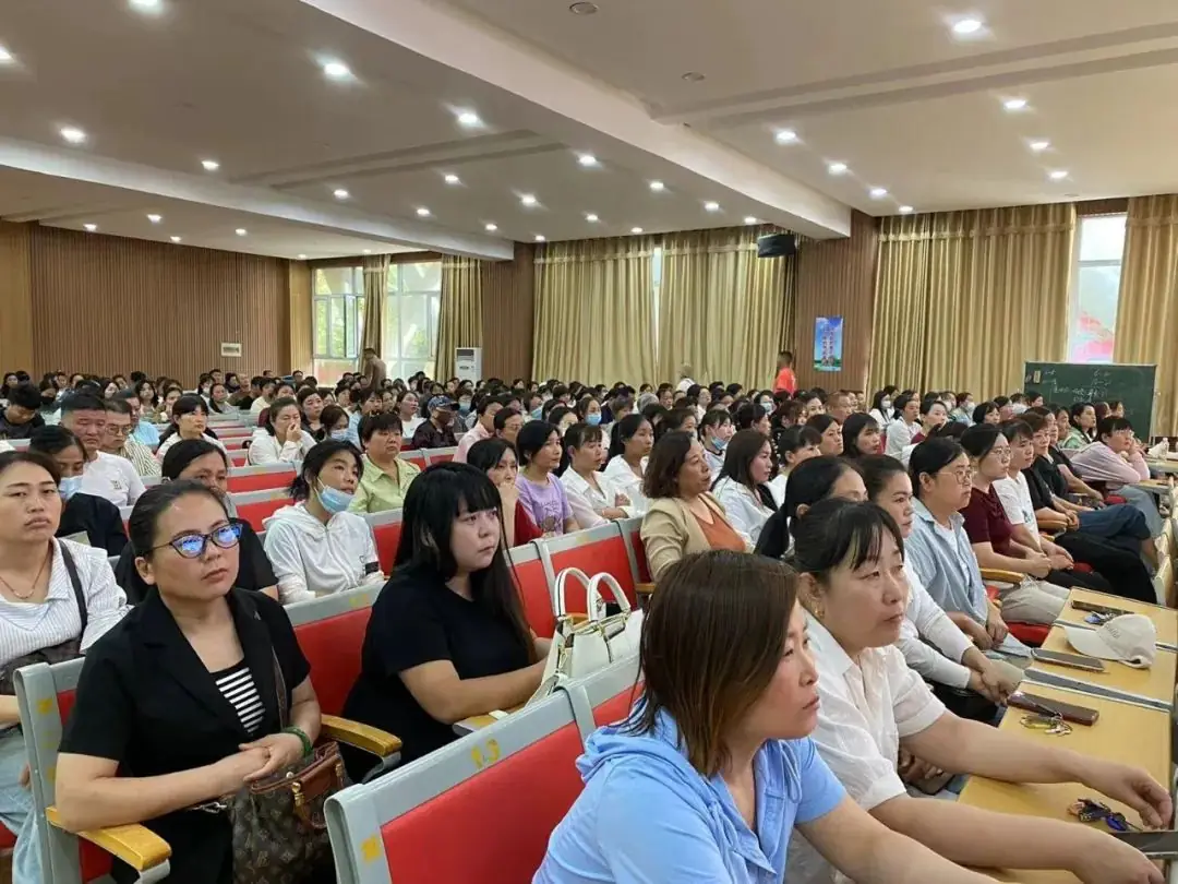 家校共育迎中考 凝心聚力谱新篇——邢台市第十中学召开初三年级家长会 第8张 家校共育迎中考 凝心聚力谱新篇——邢台市第十中学召开初三年级家长会 第8张